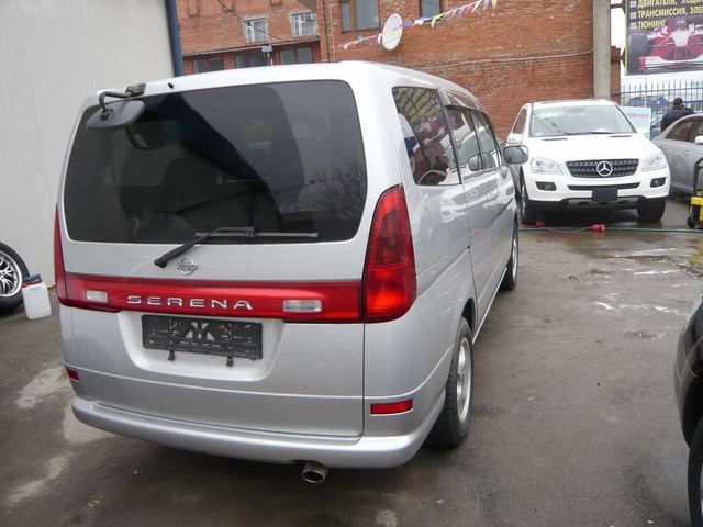 2000 Nissan Serena