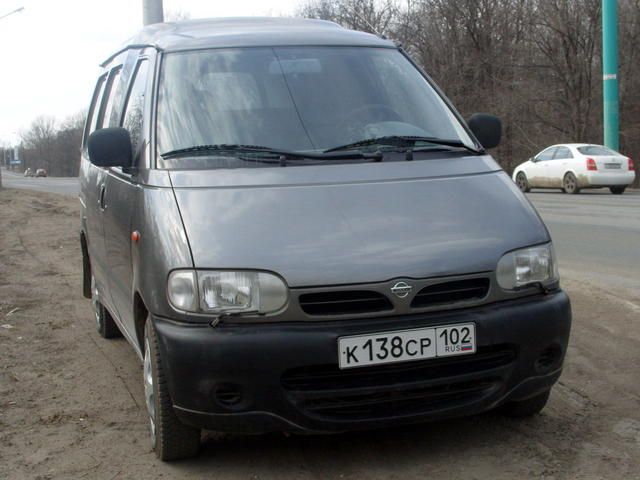 2000 Nissan Serena