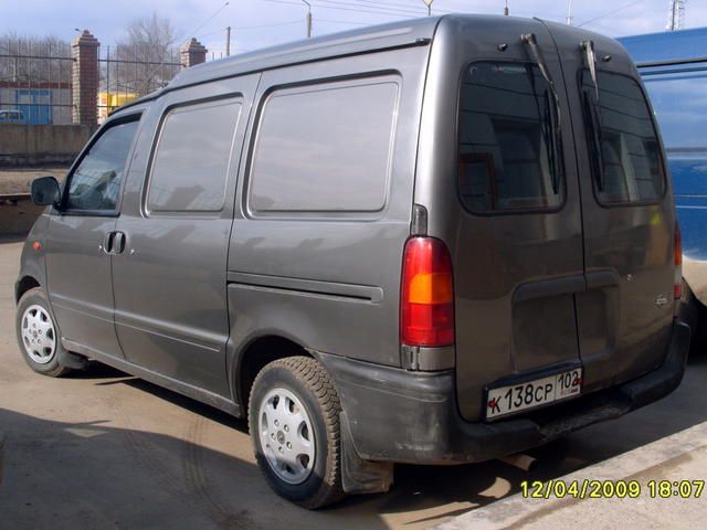 2000 Nissan Serena