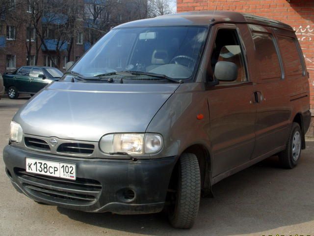 2000 Nissan Serena