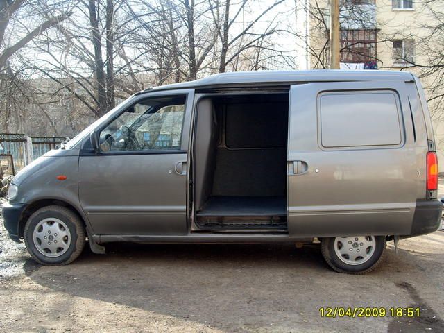 2000 Nissan Serena