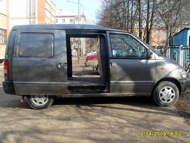 2000 Nissan Serena