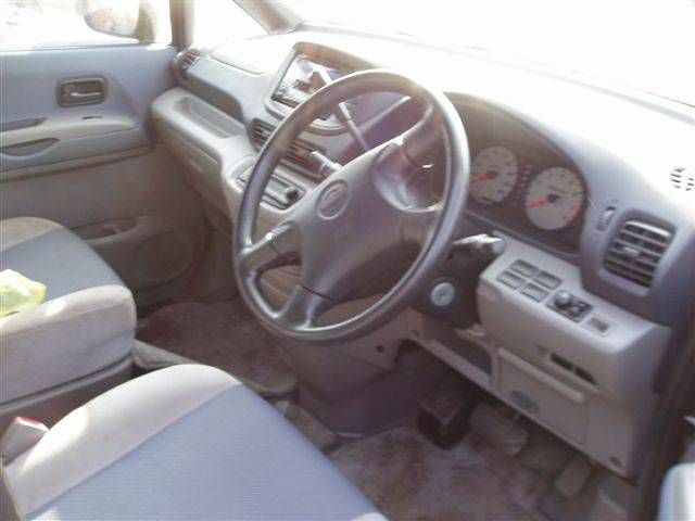 2000 Nissan Serena