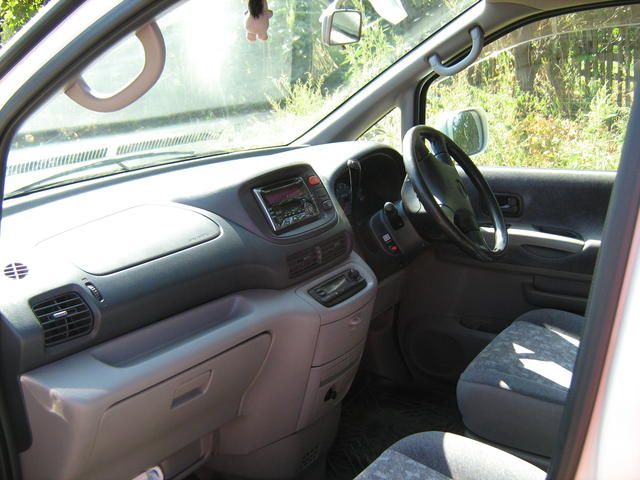 2000 Nissan Serena