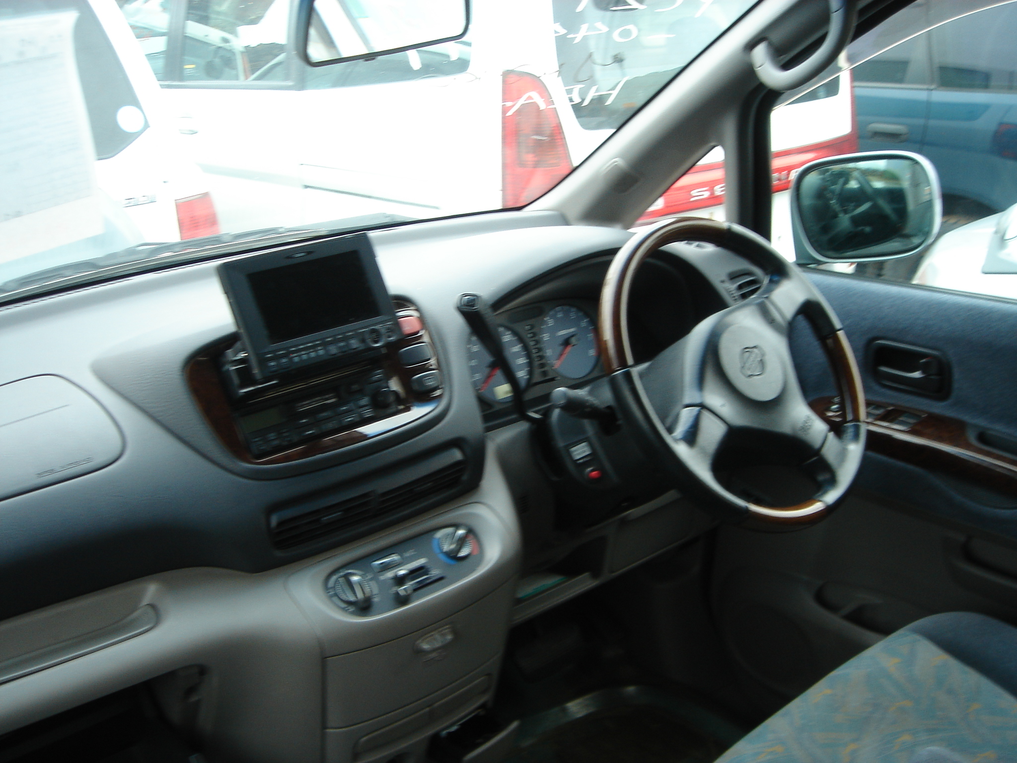 2000 Nissan Serena Photos