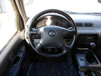 2000 Nissan Serena Photos