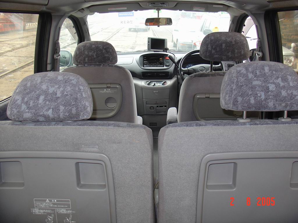 2000 Nissan Serena Pictures