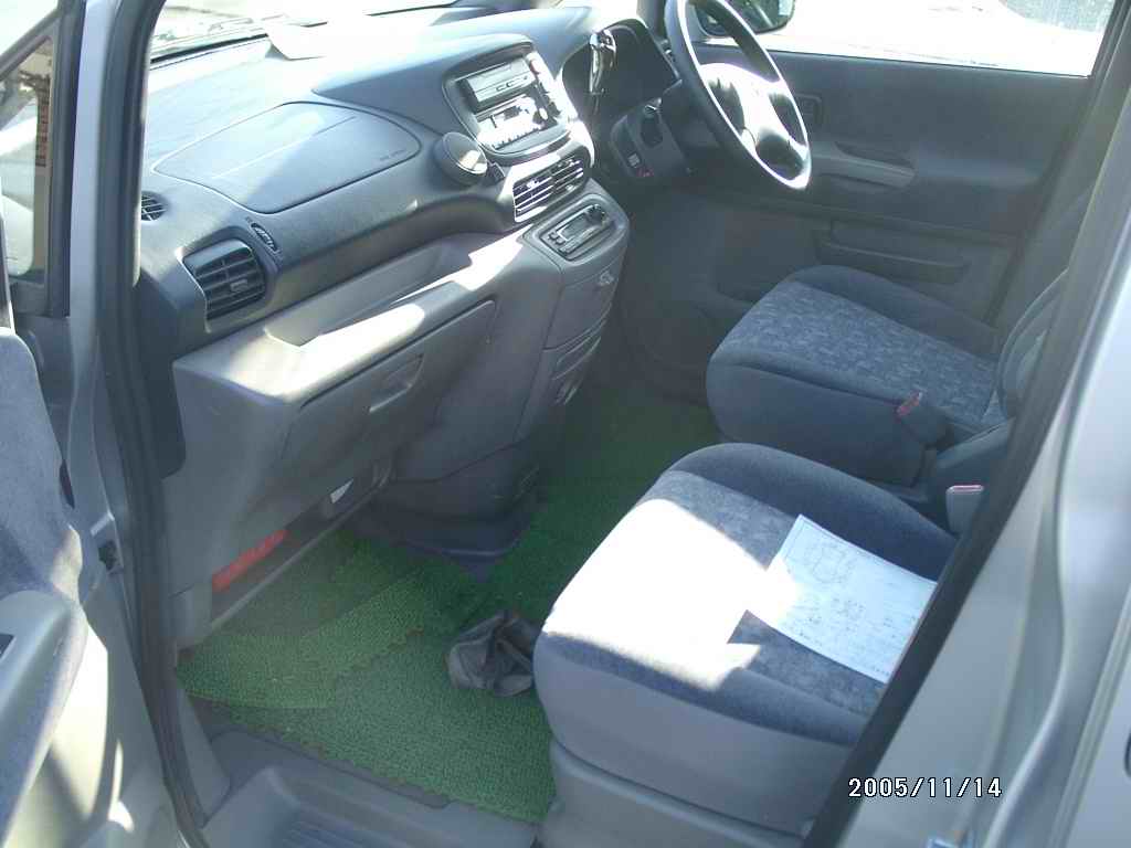 2000 Nissan Serena Pictures