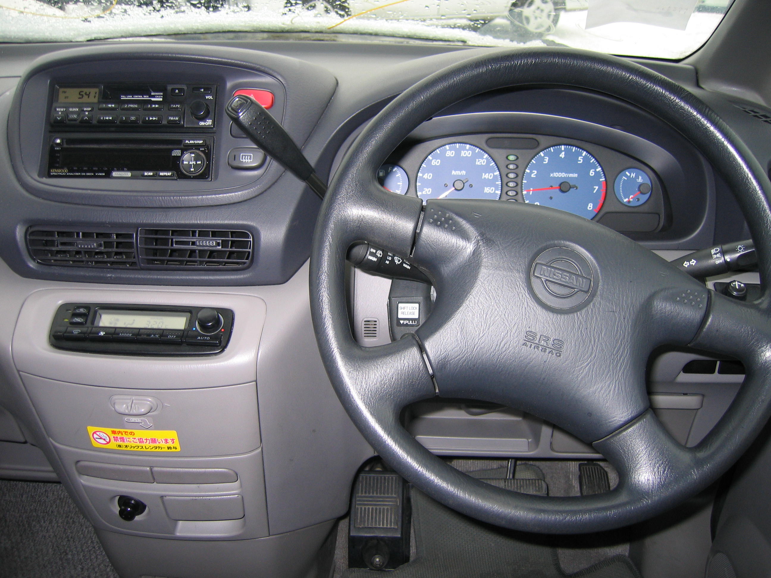 2000 Nissan Serena Pictures