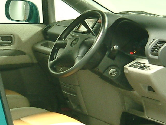 2000 Nissan Serena Photos