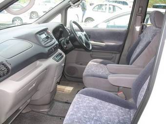 2000 Nissan Serena Pics