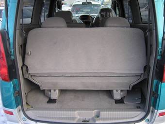 2000 Nissan Serena Photos