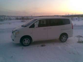 2000 Nissan Serena Pictures