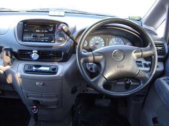 2000 Nissan Serena Pictures