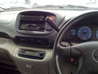 2000 Nissan Serena Photos