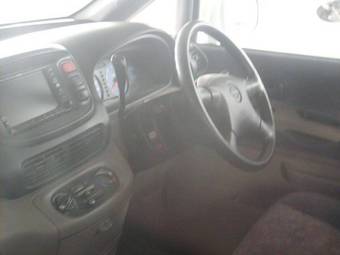 2000 Nissan Serena Photos