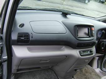 2000 Nissan Serena Pictures