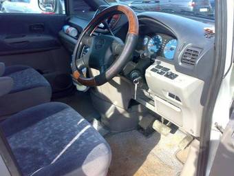 2000 Nissan Serena Photos