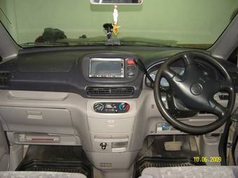 2000 Nissan Serena Photos