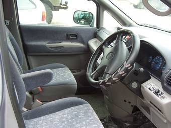 2000 Nissan Serena Photos