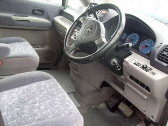 2000 Nissan Serena Photos