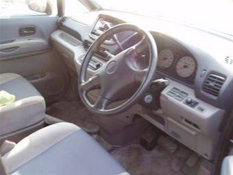 2000 Nissan Serena Photos