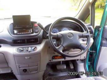 2000 Nissan Serena Pictures