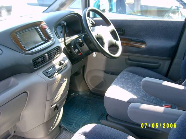 2001 Nissan Serena