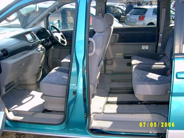 2001 Nissan Serena