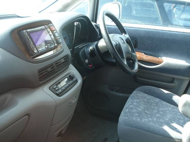 2001 Nissan Serena