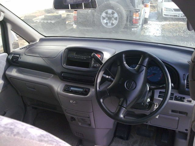 2001 Nissan Serena