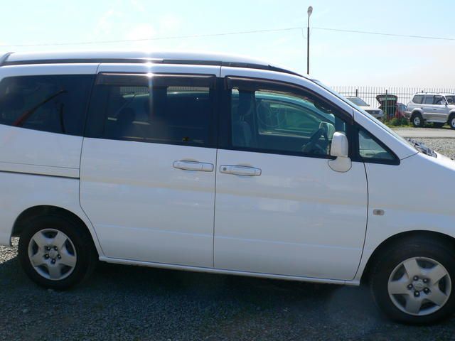 2001 Nissan Serena