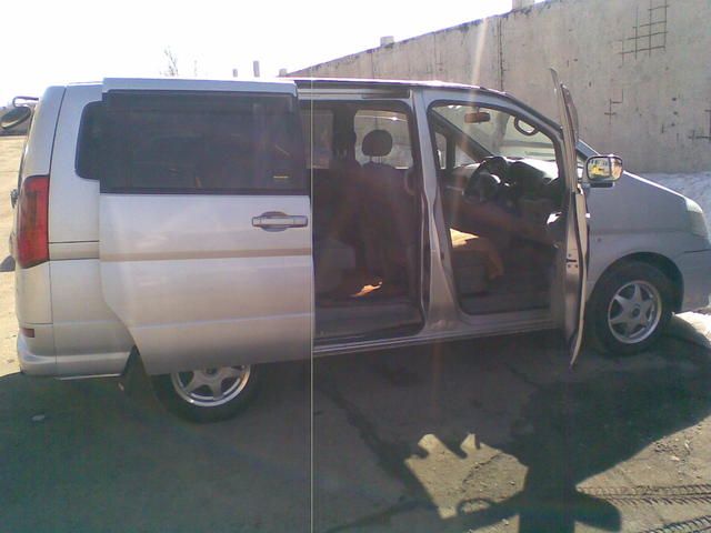 2001 Nissan Serena