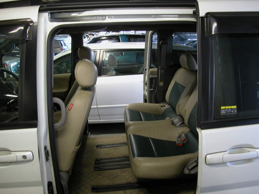 2001 Nissan Serena Pictures