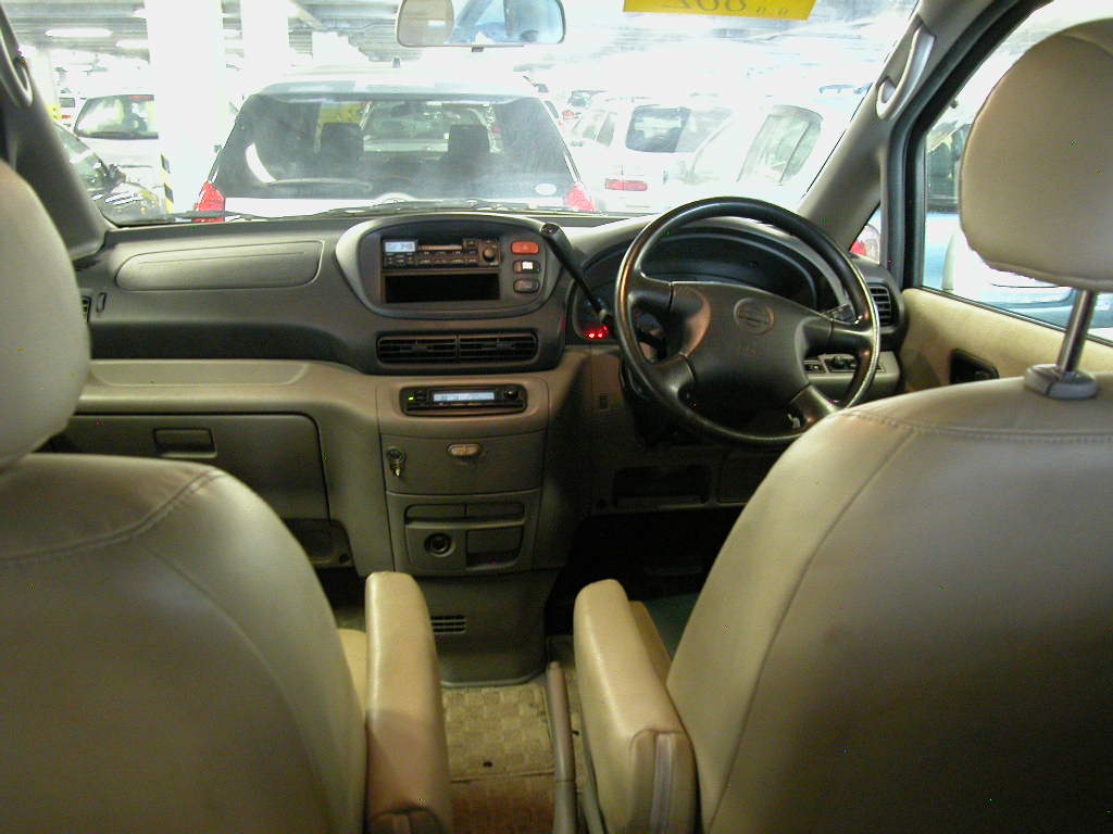 2001 Nissan Serena Pictures