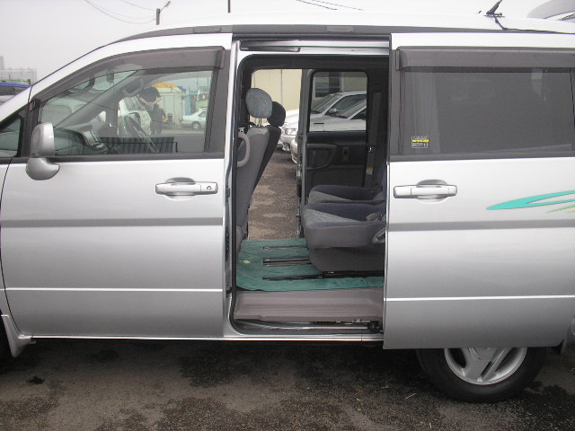 2001 Nissan Serena Pictures