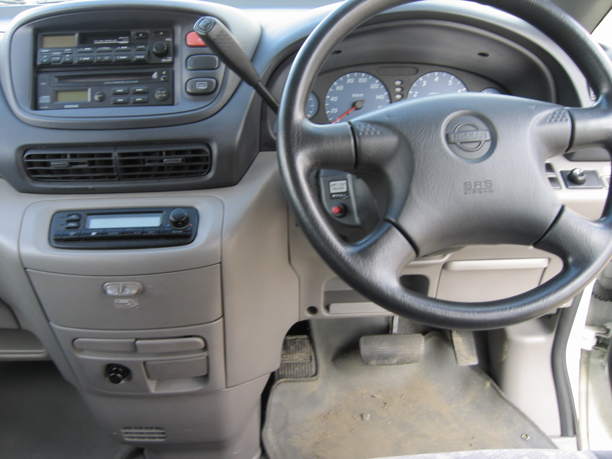 2001 Nissan Serena Pictures