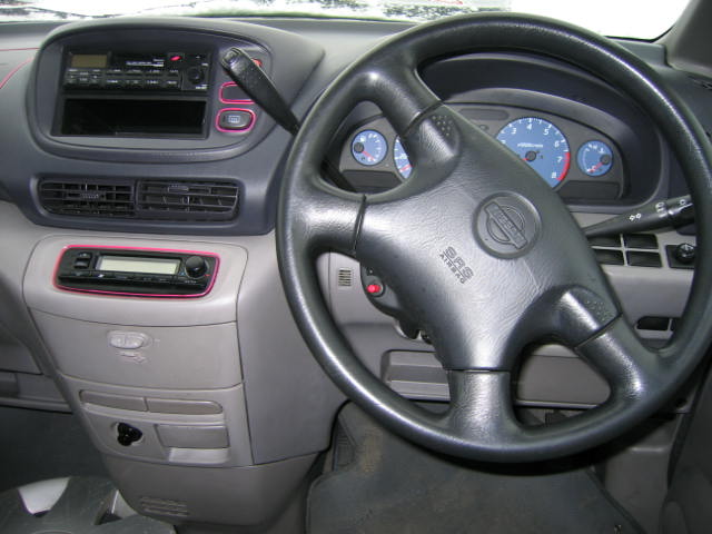 2001 Nissan Serena Photos