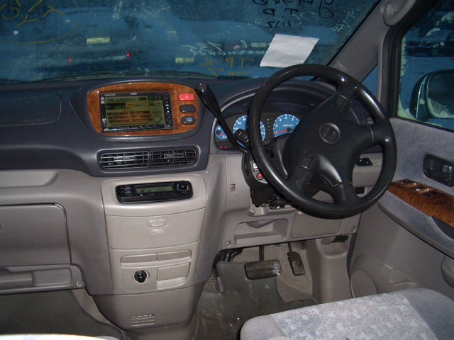 2001 Nissan Serena Photos