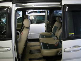 2001 Nissan Serena Photos