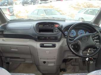 2001 Nissan Serena Pics