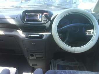 2001 Nissan Serena Pictures