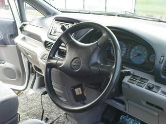 2001 Nissan Serena Pictures