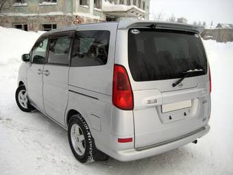 2001 Nissan Serena Photos