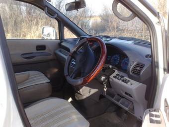 2001 Nissan Serena Photos