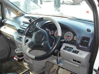 2001 Nissan Serena Pictures