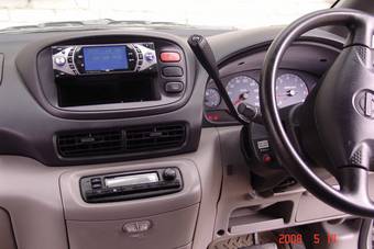 2001 Nissan Serena Photos