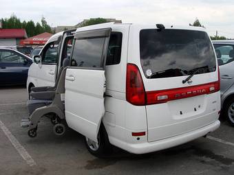 2001 Nissan Serena Photos