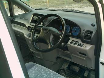 2001 Nissan Serena Pictures