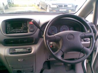 2001 Nissan Serena Pictures